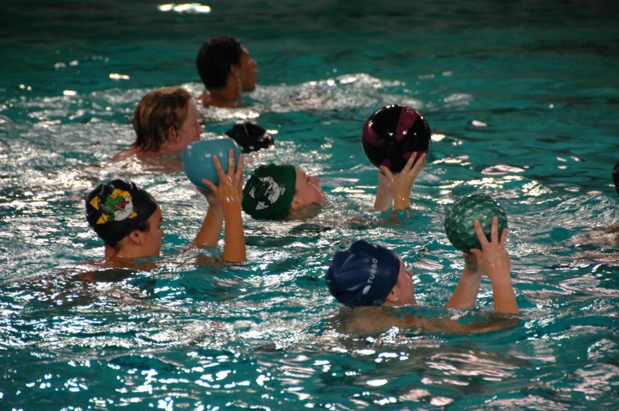 Members+of+the+girls+water+polo+team+practice+in+the+aquatics+center.+