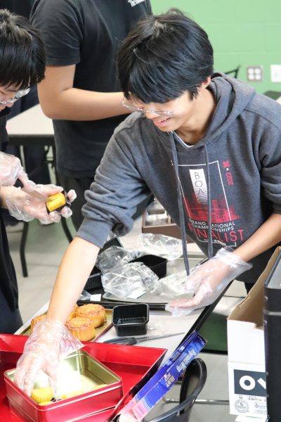 Chinese Club makes mooncakes and decorates lanterns in first meeting